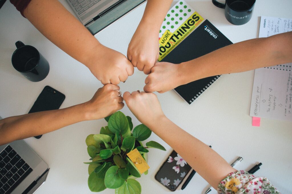 Vuisten die samen teamwork voorstellen